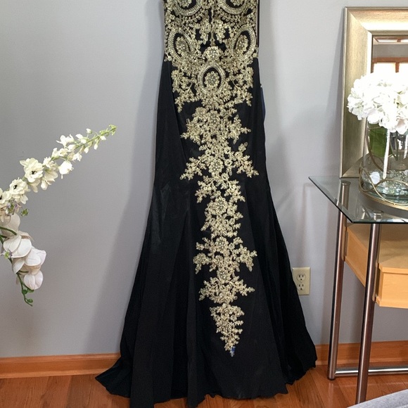 Black and gold embellished wide V- neck gown - Picture 8 of 16